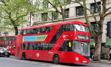 roter Bus in London auf der Straße