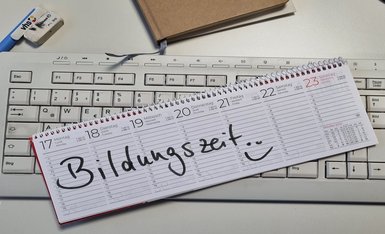 Kalender eines Arbeitnehmers zeigt, dass er in Bildungszeit ist