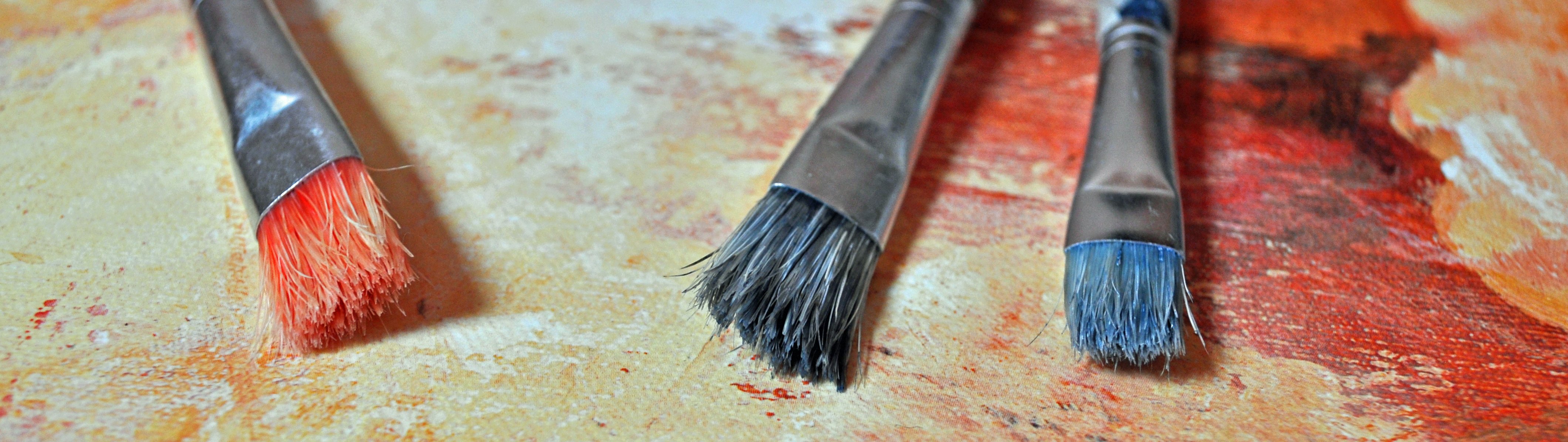Unterlage mit drei Pinseln drauf